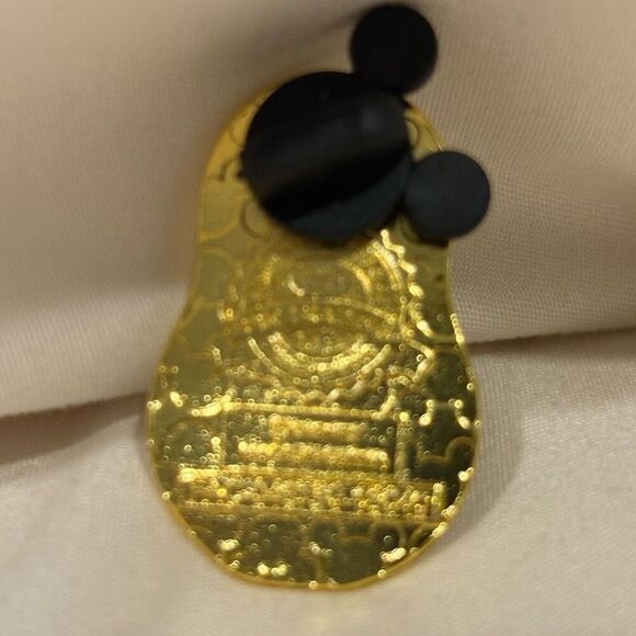 Disney Princess and the Frog Tiana Russian Nesting Doll Collectible Trading Pin - Picture 2 of 2